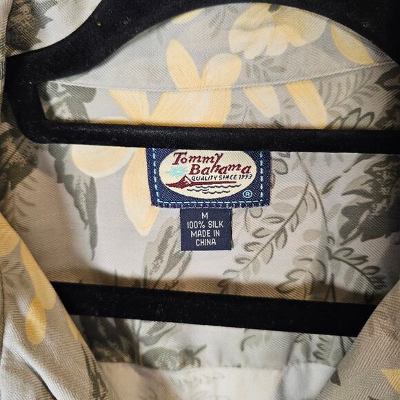 Tommy Bahama 100% Silk Button Up Floral Hawaiian Shirt Size Medium Short Sleeved - Picture 2 of 3